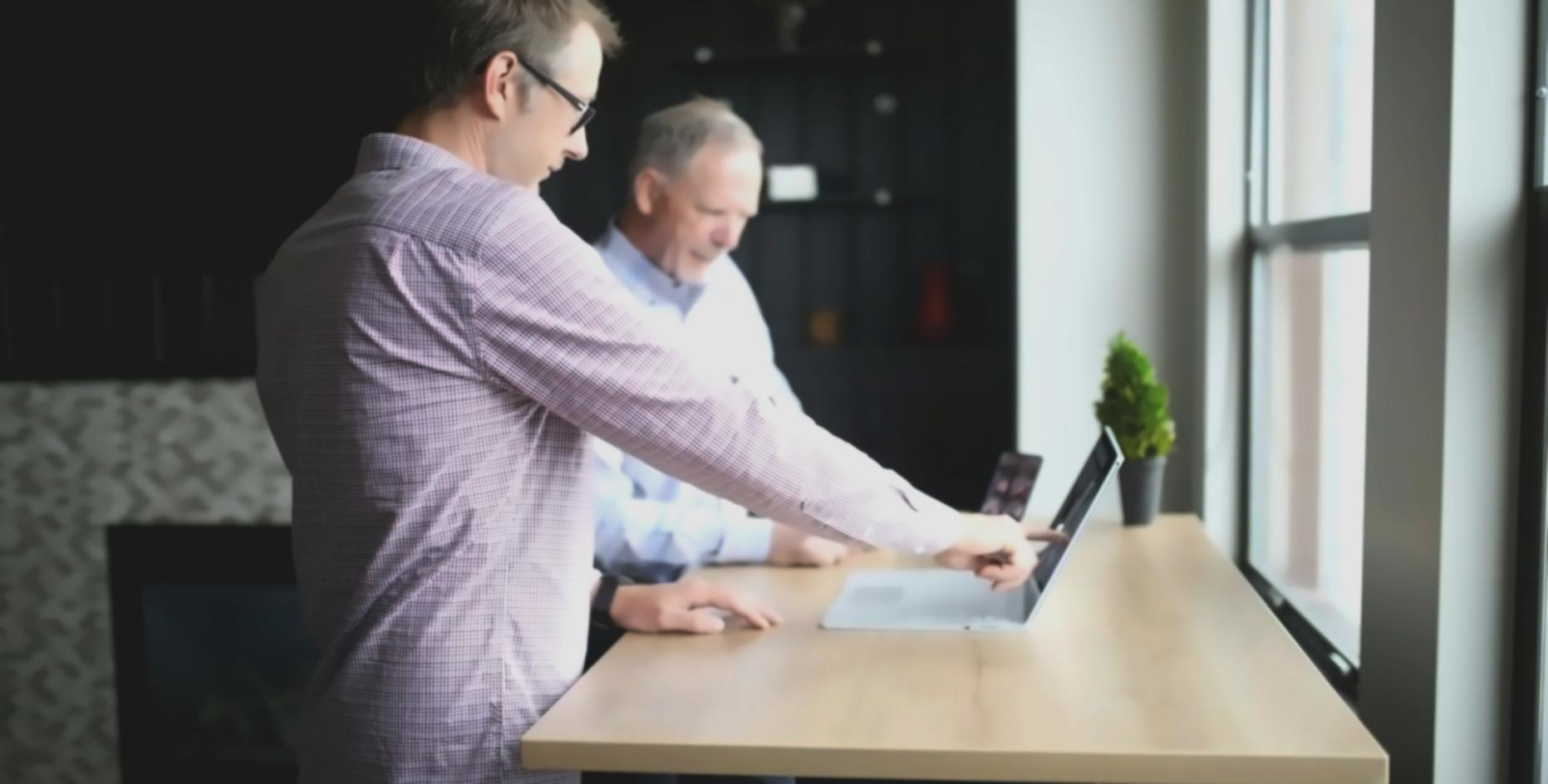 Teilnehmer während einer fokussierten Lerneinheit zur kognitiven Entwicklung